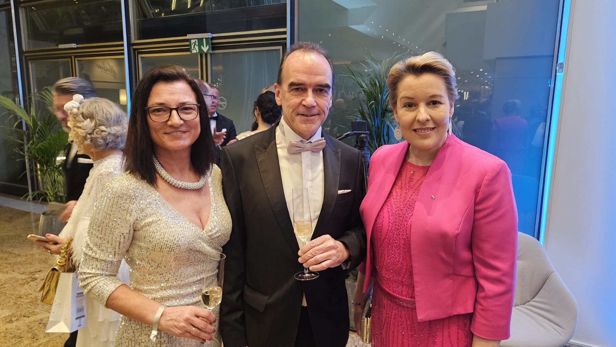 v.l. Carola Wilhelm, Gerhard Wilhelm, Sprecher der Geschäftsführung der Spielbank Berlin mit der Bürgermeisterin von Berlin und Wirtschaftssenatorin Franziska Giffey | VBKI